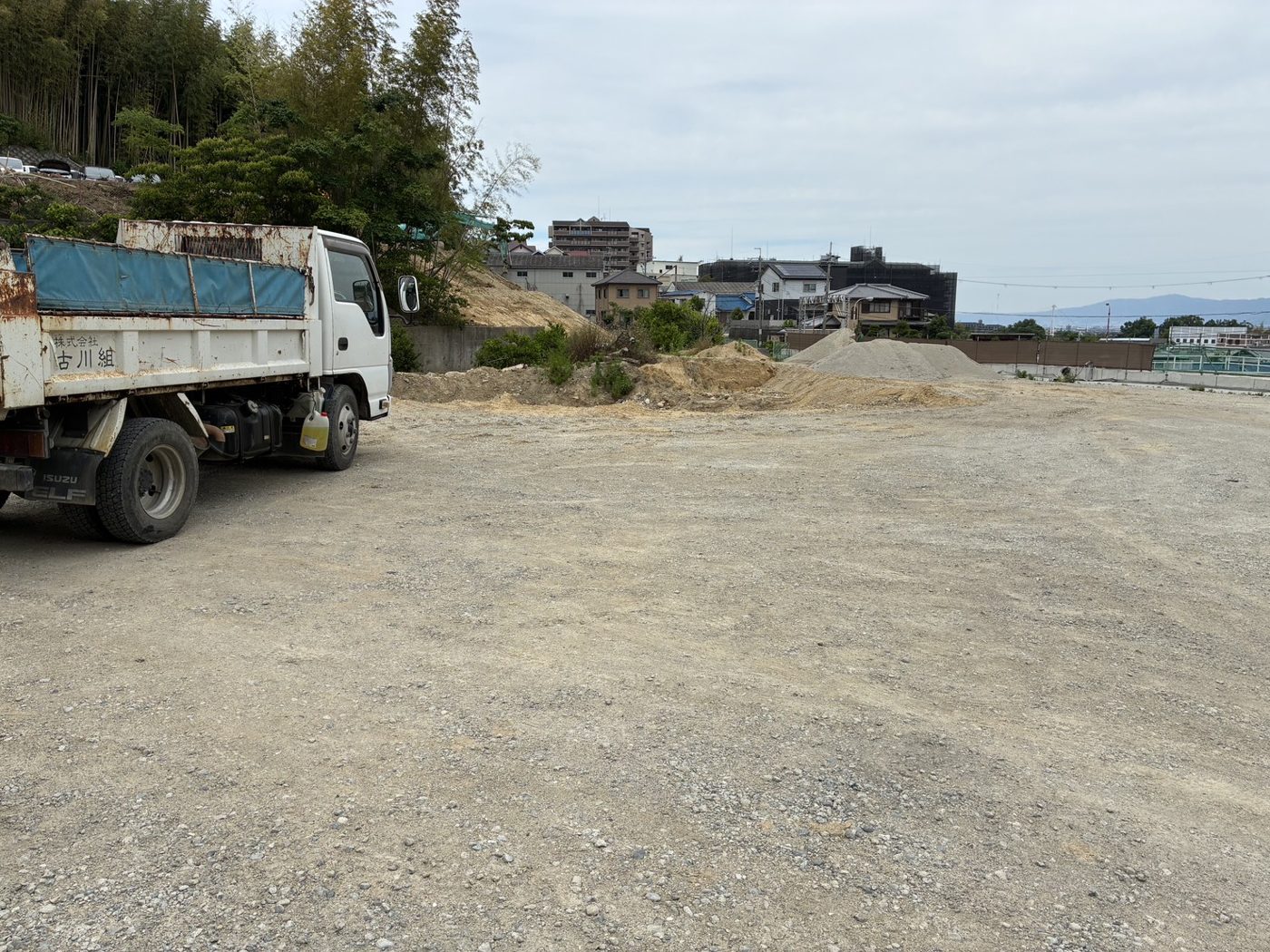 古川組のダンプトラックが停まる残土受入地（大阪狭山市池之原のストックヤード）