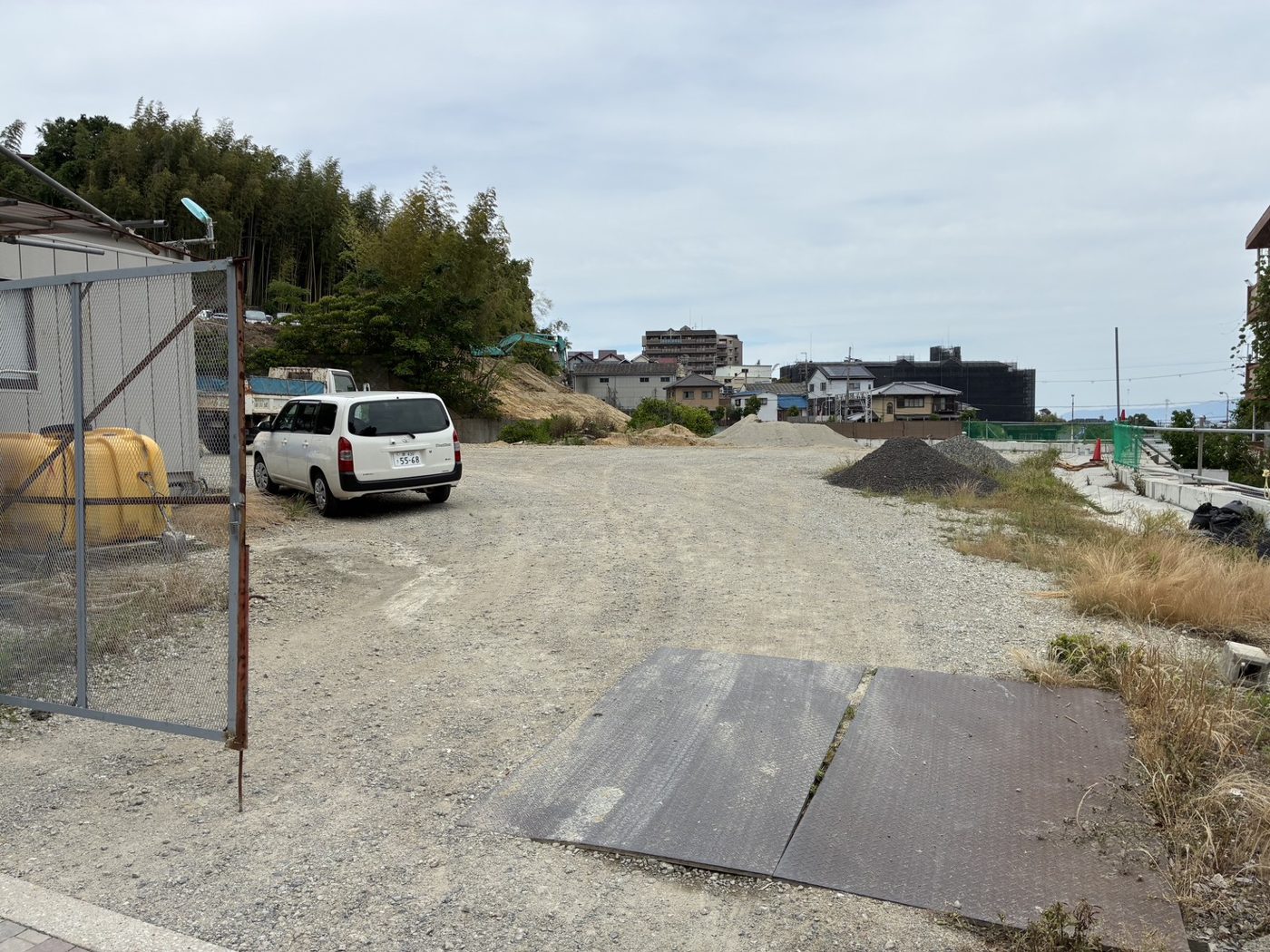 古川組ストックヤードの出入口。鉄板を敷いた搬入路（大阪狭山市池之原）